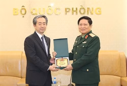越南国防部部长吴春历大将向中国新任驻越大使熊波赠送纪念品。图自越通社