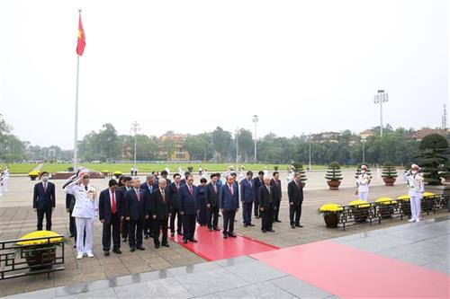 越南党和国家领导人已前往胡志明主席陵墓敬献花圈。图自越通社
