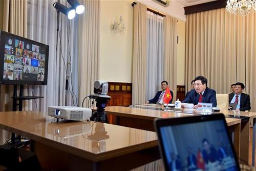 越南政府副总理兼外交部长范平明出席新冠肺炎疫情外长视频会议。图自越通社 越南政府副总理兼外交部长范平明出席新冠肺炎疫情外长视频会议。图自越通社