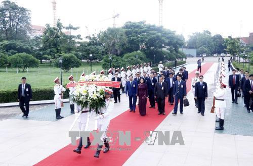 邓氏玉盛副主席率团向老挝无名烈士纪念碑敬献花圈。越通社记者 范坚 摄