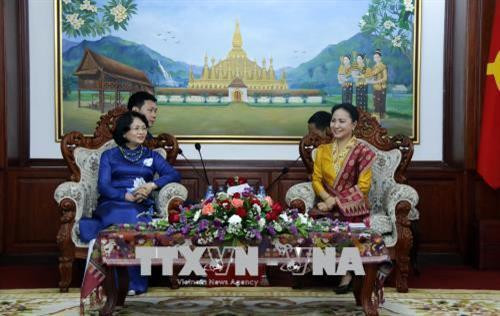 邓氏玉盛会见老挝妇女联合会主席因塔万·乔本潘。越通社记者 范坚 摄