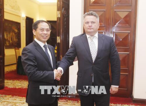 越南外交部常务副部长裴青山（左）与乌克兰外交部副部长基斯里察。（图片来源：越通社）