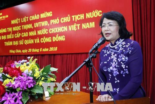 邓氏玉盛走访了再首都万象的越南驻老大使馆，并与大使馆干部人员、正在老挝生活、工作和学习的越侨和学生亲切交谈。越通社记者 范坚 摄