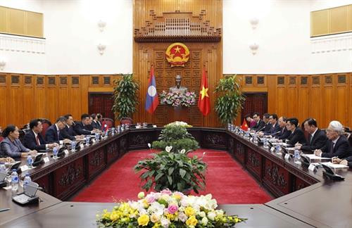 阮春福会见来访的老挝建国阵线中央委员会主席赛宋蓬·丰威汉。 图自越通社
