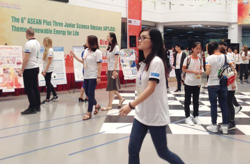 代表们参观夏令营框架下的展会。（图片来源：互联网）