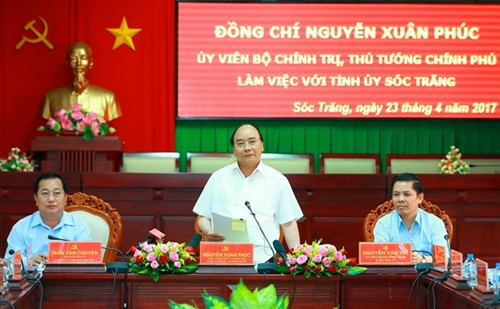 越南政府总理阮春福莅临朔庄省调研。(图片来源:越通社) 越南政府总理阮春福莅临朔庄省调研。(图片来源:越通社)