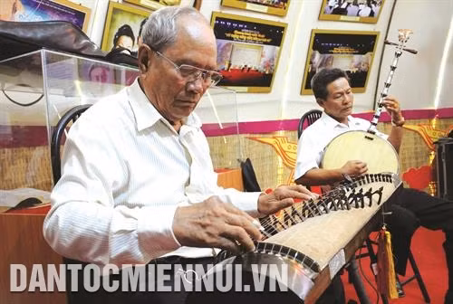 民间艺人施展才子弹唱艺术绝技。