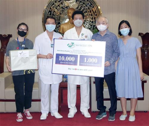 越南175号军医医院向德国莱比锡市一家医院提供防疫物资。图自互联网