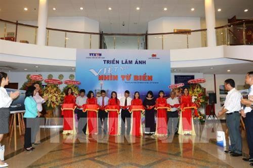 “越南--从海上看祖国”摄影展开幕式。图自越通社 “越南--从海上看祖国”摄影展开幕式。图自越通社