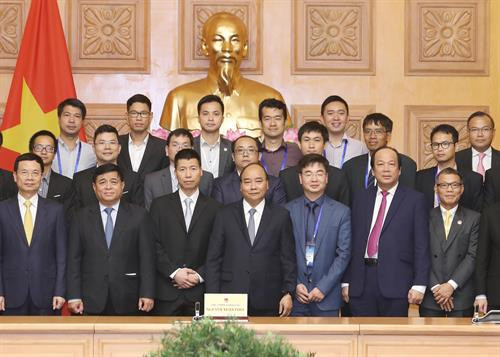 阮春福同与会代表合影。 越通社记者 统一 摄