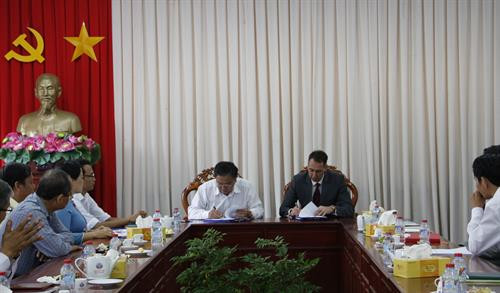 后江省人民委员会领导与Heidelberg Solar Gmbh公司领导签署投资合作备忘录。（图片来源：越通社）