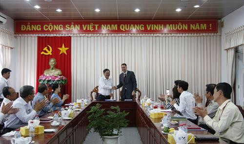 后江省人民委员会领导与Heidelberg Solar Gmbh公司领导签署投资合作备忘录。（图片来源：越通社）