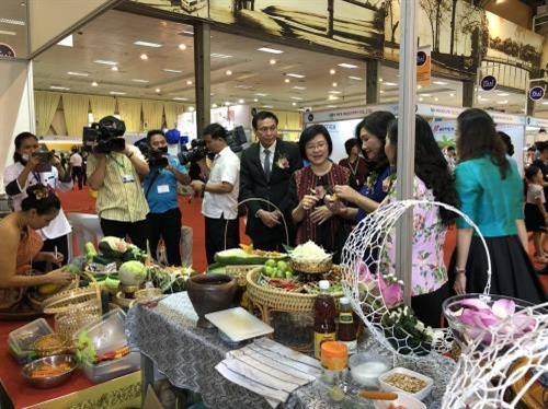 与会代表参观展览会。 图自越通社