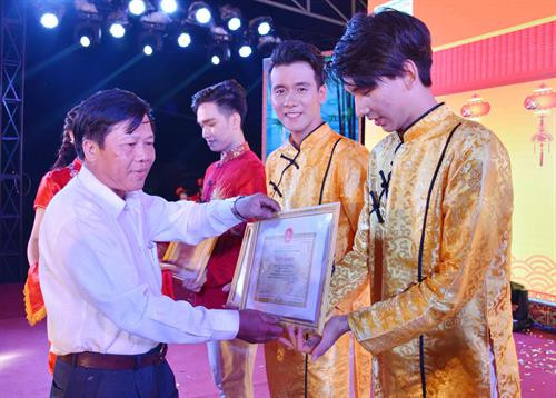 组委会向最佳歌手演员颁奖。越通社记者 怀秋摄