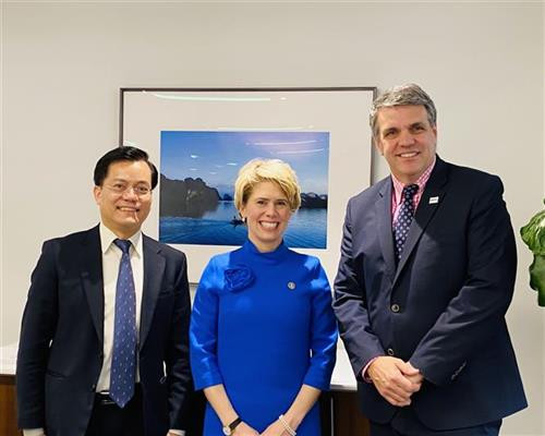 越南驻美国大使何金玉(左一)和东盟各国驻美国大使已同美国贸易发展署代理国家主任托马斯•哈迪(Thomas Hardy)和美国进出口银行总裁兼董事会主席金伯利•里德(Kimberly A. Reed)合影。图自越通社 越南驻美国大使何金玉(左一)和东盟各国驻美国大使已同美国贸易发展署代理国家主任托马斯•哈迪(Thomas Hardy)和美国进出口银行总裁兼董事会主席金伯利•里德(Kimberly A. Reed)合影。图自越通社