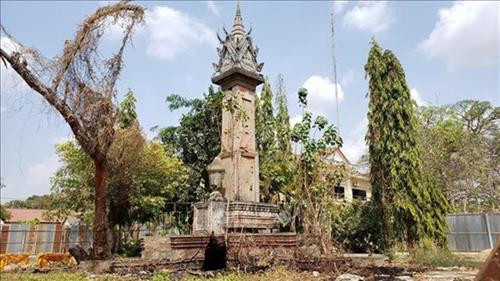 该友谊纪念碑是在从1980年代磅士卑省中心的旧纪念碑的基础上建设的。图自越通社