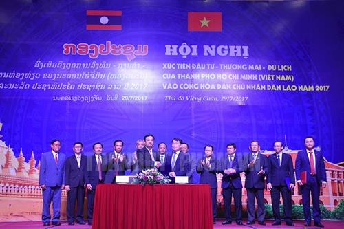 胡志明市合作社联盟与吉扎仁公司（Chichareune ）签署合作备忘录。（图片来源：www.hcmcpv.org.vn）