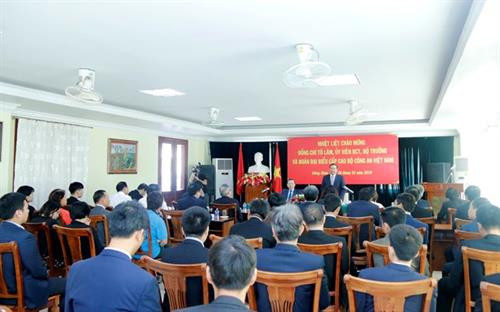 越南公安部部长苏林造访越南驻老大使馆。（图片来源：越通社）