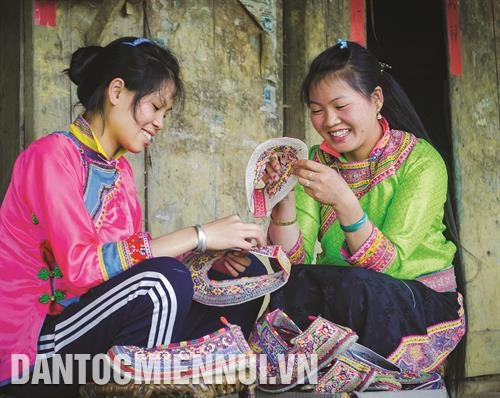 麝榜族少女在鞋上刺绣花纹。记者 春进 摄 身穿传统服装的麝榜族少女在鞋上刺绣花纹。记者 春进 摄 麝榜族人居住的孟查县沙龙乡天帕山谷的一角。记者 春进 摄