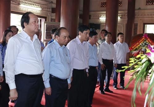 越南政府总理阮春福前往乂安省南坛县金莲村国家级特殊遗迹区进香。越通社记者 统一 摄