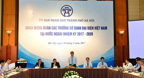 河内市人民委员会主席会见越南驻外代表机构首席代表.(图片来源:因特网) 河内市人民委员会主席会见越南驻外代表机构首席代表.(图片来源:因特网)