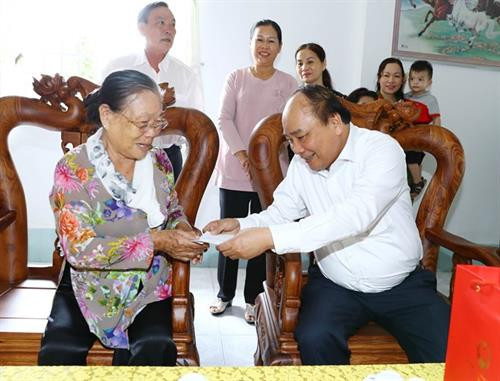 阮春福还看望慰问越南英雄母亲阮氏心。越通社记者 统一 摄 阮春福还看望慰问越南英雄母亲阮氏心。越通社记者 统一 摄