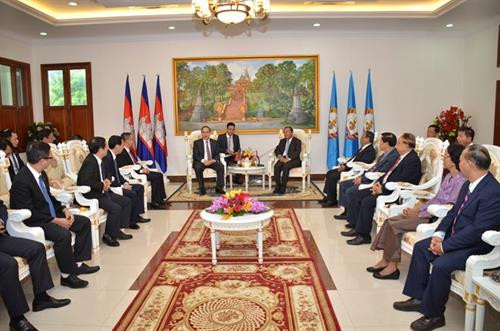 阮善仁会见金边市委书记帕·索彻万。（图片来源：越通社）