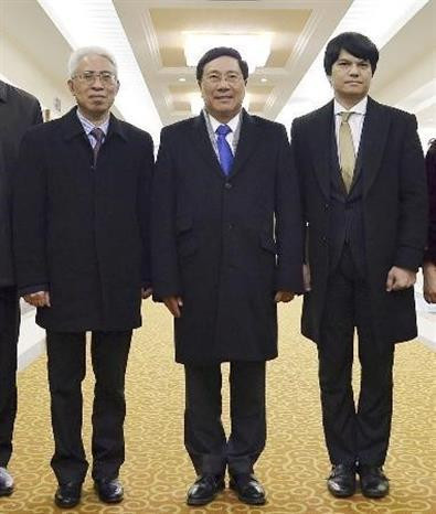 范平明(中)抵达首都平壤。图自越通社