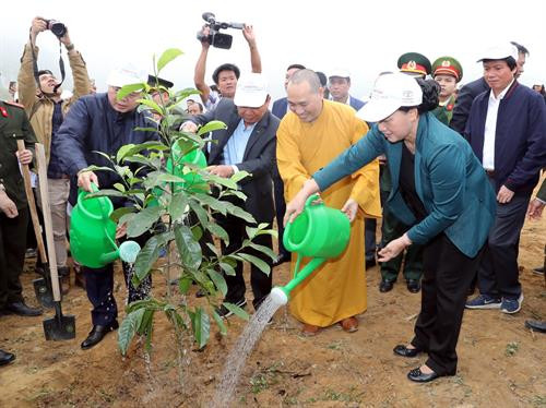国会主席阮氏金银出席和平省植树造林出征仪式。(图片来源:越通社) 国会主席阮氏金银出席和平省植树造林出征仪式。(图片来源:越通社)