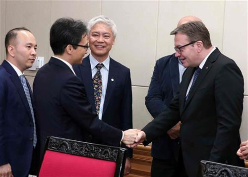 越南政府副总理武德儋会见国际SOS儿童村与赞助商代表团代表。图自越通社