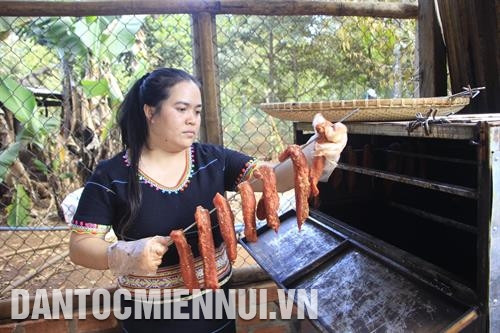 把肉片用竹签串好并搁在灶膛上面烘干。记者 红叠 摄 烟熏猪肉、黄蚂蚁盐、陶罐竹管酒是嘉莱族春节餐桌上必不可少的美食文化。记者 红叠 摄