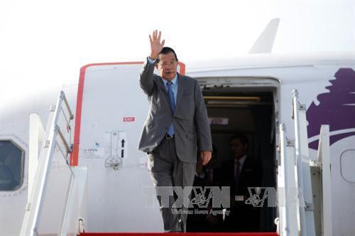 柬埔寨首相洪森在万象国际机场。（图片来源：越通社）