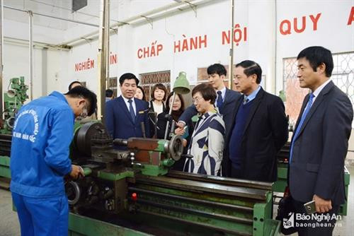 李美京1月15日率团走访乂安省。（图片来源：乂安省报网）