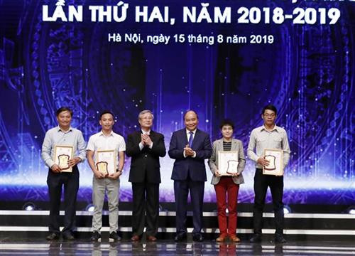 越南政府总理阮春福和越共中央书记处常务书记陈国旺向一等奖获得者颁发奖状。图自越通社