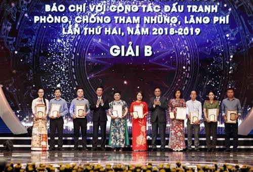 越共中央组织部部长范明正和中央宣教部部长武文赏向获得二等奖的作者颁发奖状。图自越通社