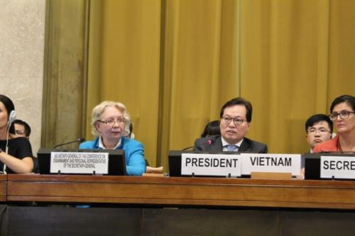 联合国驻日内瓦办事处总干事塔蒂亚娜·瓦罗瓦娅(左一)和越南驻联合国日内瓦办事处代表团团长杨志勇大使(中)。图自越通社 联合国驻日内瓦办事处总干事塔蒂亚娜·瓦罗瓦娅(左一)和越南驻联合国日内瓦办事处代表团团长杨志勇大使(中)。图自越通社