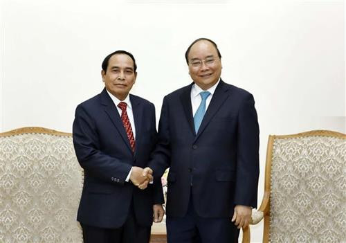越南政府总理阮春福会见老挝政府副总理、中央纪委主任、国家监察署长本通•吉玛尼。图自越通社