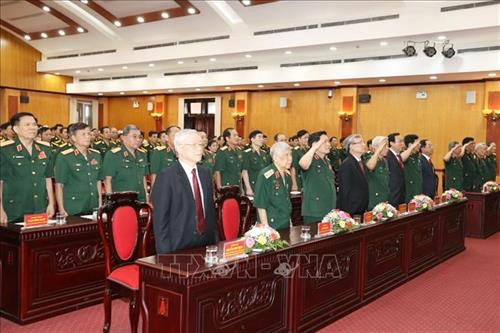 与会代表向越南国旗致敬 图自越通社