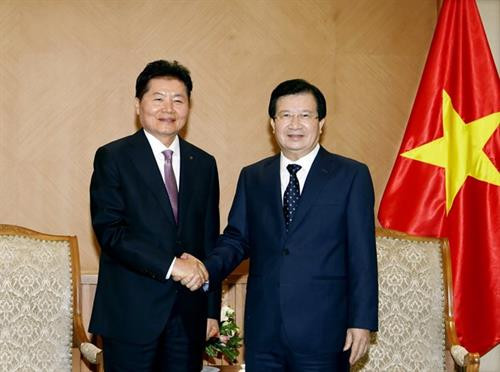 越南政府副总理郑廷勇会见韩国国家农业合作联盟主席金炳。（图片来源：越通社）