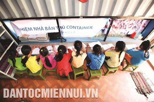 集装箱宿舍模式应得到进一步研究和完善,扩大适用范围,以提高山区寄宿制贫困学生的生活质量。 集装箱宿舍模式应得到进一步研究和完善,扩大适用范围,以提高山区寄宿制贫困学生的生活质量。