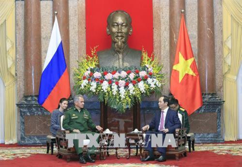 越南国家主席陈大光（右）会见俄罗斯联邦国防部部长谢尔盖。（图片来源：越通社）