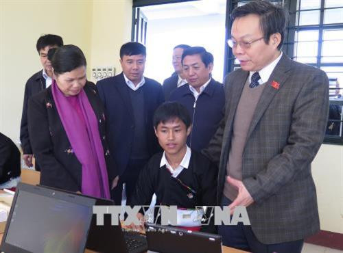 冯国显探望慰问寄宿制初中师生。（图片来源：越通社）