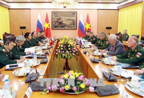 越南国防部部长吴春历大将与俄罗斯联邦国防部长谢尔盖·库茹盖托维奇·绍伊古大将举行会谈。（图片来源：越通社）