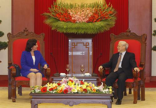 越共中央总书记阮富仲会见古巴新任驻越大使莱尼斯•托雷斯•里维拉(图片来源:越通社) 越共中央总书记阮富仲会见古巴新任驻越大使莱尼斯•托雷斯•里维拉(图片来源:越通社)