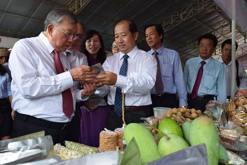 双方代表参观展位。(图片来源:越通社) 双方代表参观展位。(图片来源:越通社)