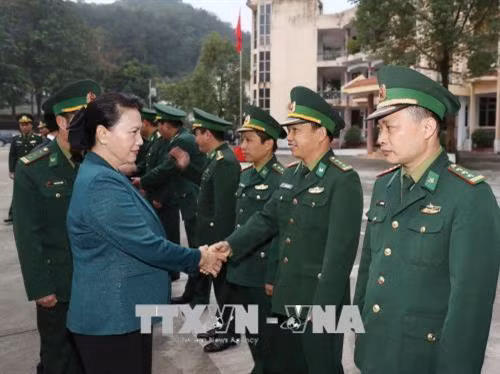越南国会主席阮氏金银率团探访河江省边防部队指挥部。（图片来源：越通社）