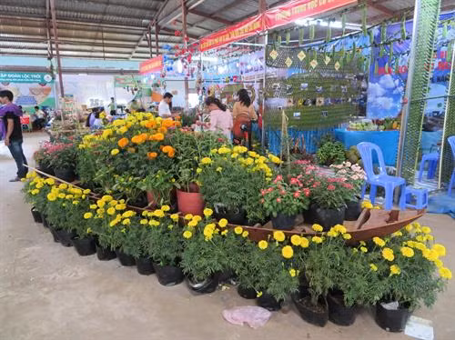 各地方在“盖朗水上市场文化”旅游节上推介其特色产品。（图片来源：越通社）