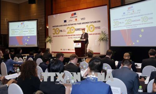 白皮书及“2018年越南—欧盟自由贸易协定展望”发布仪式场景。(图片来源:越通社) 白皮书及“2018年越南—欧盟自由贸易协定展望”发布仪式场景。(图片来源:越通社)