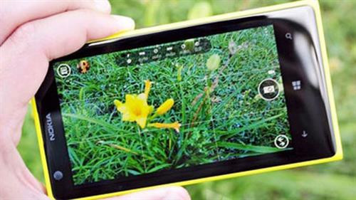 Jason Van Genderen于2008年使用诺基亚N95手机拍摄的影片《人无所依》（Mankind Is No Island）。图自互联网