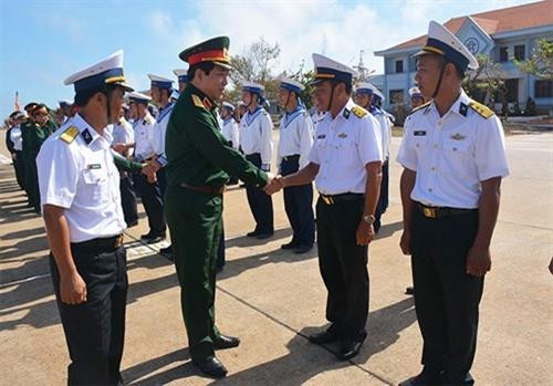 梁强上将看望慰问长沙岛干部战士（图片来源：人民军队报）